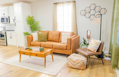 Columbia House | Historic 4 BDRM Duplex + Sleeps 10 + Fire pit + 3 mins to Downtown Columbia