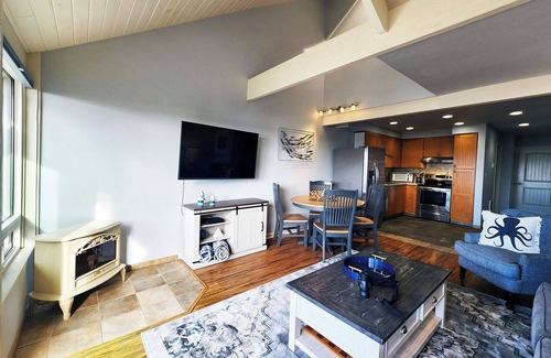Newport Condo | Historic Bayfront! Stellar Bridge & Bay Views! Bay Dreaming