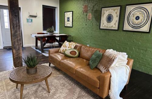 The Gate House | Historic Carriage House Near Attractions