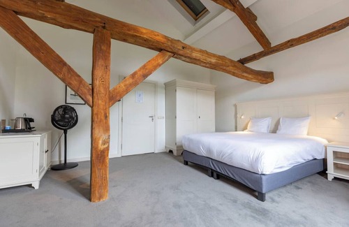 Baarlo Hotel | Historic Charm with Modern Comfort and Nearby Shopping! Free Parking, Dining!