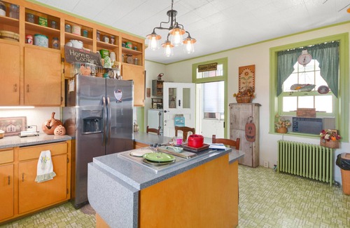 Myersville House | Historic cozy farmhouse in the ❤️ of Myersville , MD close to Rt 70! Welcome Home