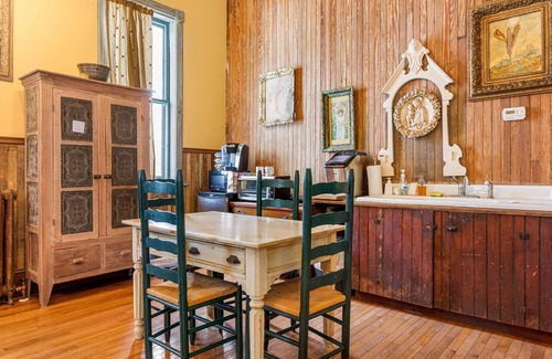 Franklin Springs Cabin | Historic dog-friendly retreat plus access to hot tub, game room, & gym