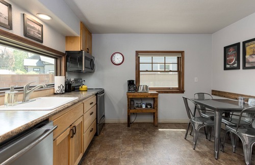 Old Bend Cottage | Historic Downtown Location │Heart of Bend │Walk Everywhere │Hot Tub │High Demand