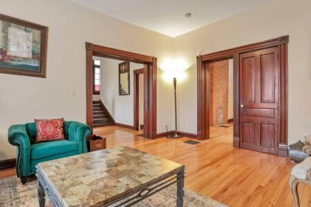 Olde Towne East House | Historic Elegance Retreat - Columbus Downtown