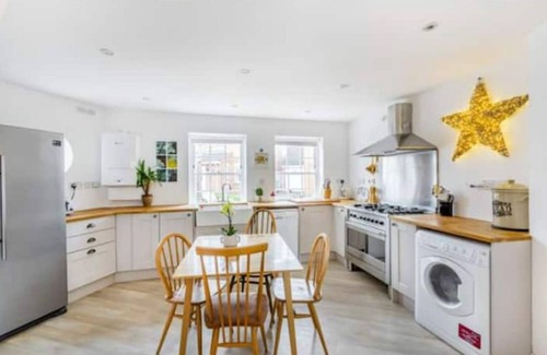 Warminster House | Historic family house near Longleat
