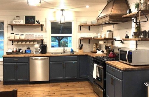 Topeka House | Historic Farmhouse ~ Near Historic NOTO~Bring The Entire Family!