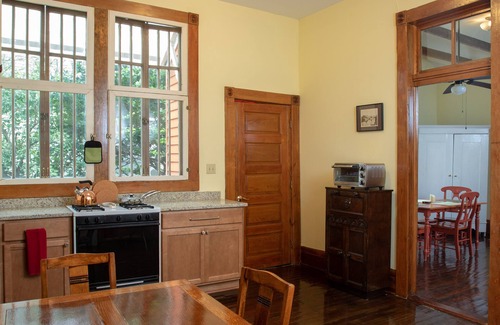 Marlyville - Fontainebleau Apartment | Historic Farmhouse Uptown Near Tulane University