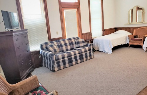 Bartlett Cabin | Historic Hardware Inn with River Views: Suite 200