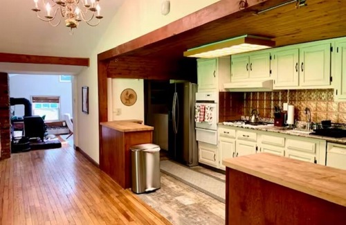 South Salem House | Historic Hideaway with Lake Access!