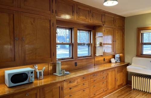 Hutchinson House | Historic home in downtown. Walkable. 7 beds. Wedding prep area available!