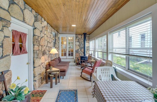 De Pere House | Historic Home with Sunroom - 5 Mi to Lambeau Field!