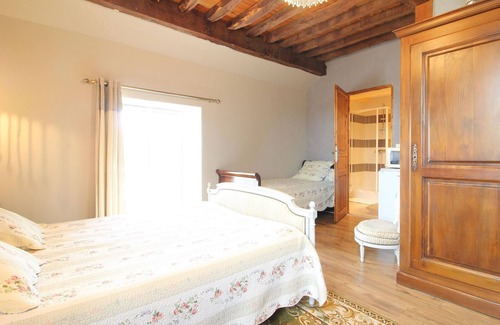 Choye Bed & Breakfast | Historic house with guest rooms and enclosed park in Choye