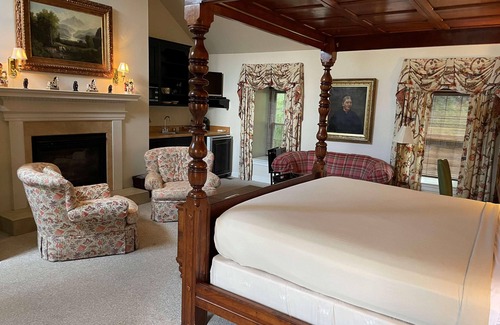 Montchanin Hotel | Historic Inn - Antique Furnishings - 2 Marble Bathrooms - Spa and Dining Onsite