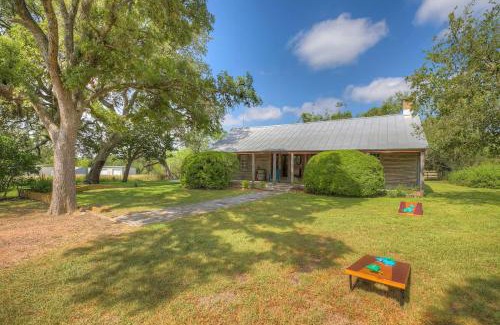 Fredericksburg House | Historic Log Cabin Retreat Near Town on 5 Acres!