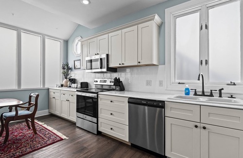 Springfield Apartment | Historic Luxury Stay | Downtown Springfield | Step-Free Access