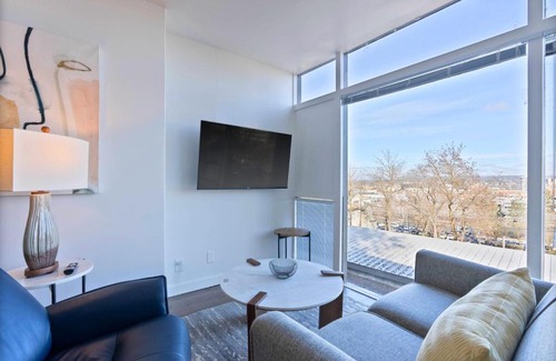Cliff - Cannon Apartment | Historic Modern Apartment Park Free w DT Views