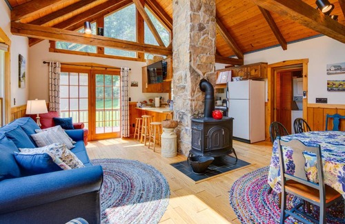 Drifting House | Historic Morrisdale Area Cabin with Deck and Fireplace