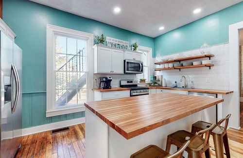 Georgetown House | Historic Pineapple Palace with a hot tub