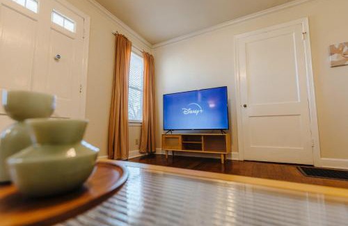 East Memphis House | Historic Revival King Bed Liberty Bowl Memphis 893