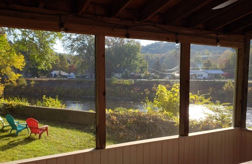 Rosendale House | Historic single family house on river front.