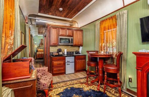 Brownwood House | Historic Stay In Santa Fe Railcar - Depot Lodging