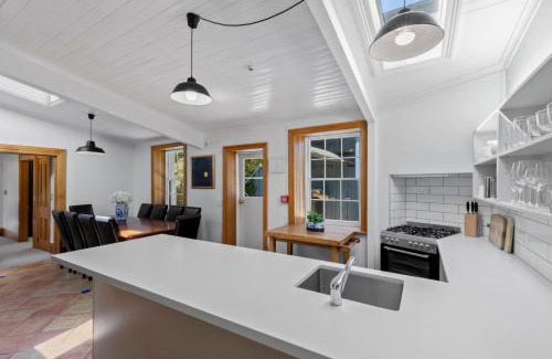 Queenstown City Centre House | Historic Stonehouse & Alley Cottage - Sleeps 14 with spa pool