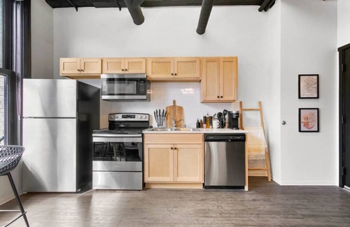 East Central Apartment | Historic Studio w/Lux Mattress Walk 2 Everything!