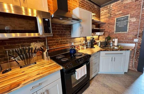 Bellefonte Apartment | Historic, Stylish Getaway 2 blocks from Waterfront