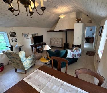 Tullaroan House | Historic Thatched Cottage Getaway in Kilkenny
