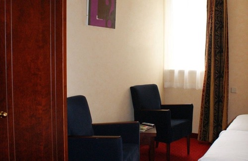 Sluis Hotel | Historic Town Stay – Sluis Room Close to Trails, Shopping & Local Cuisine