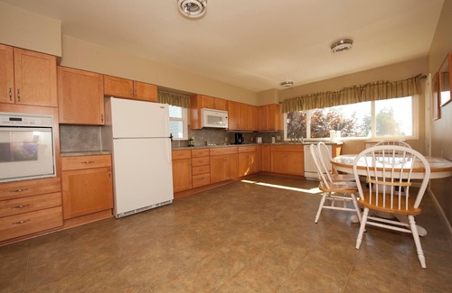 Dayton House | Historic Vineyard Escape-3 bedroom, 2 bathrooms, with patio and vintage charm.