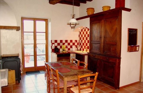 Void-Vacon Cottage | Historic XIV Century Cottage with Modern Comforts, Garden and Parking