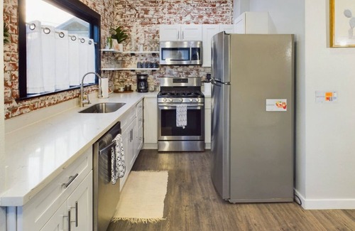 Albany House | Historically renovated house sleeps 20+ in downtown Albany!