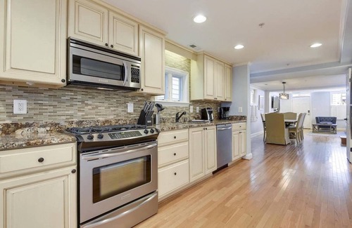 Historic District House | History & Charm Are Only Steps from Main Street and City Dock at Catch 22