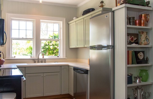 Historic Downtown Manteo House | History Loves Company-1920's Arts and Crafts Sears Kit Home-family/dog Friendly