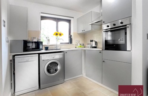 Hitchin Apartment | Hitchin - 2 Bedroom Coach House - With Parking