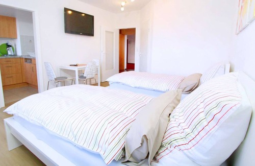 Sankt Augustin Apartment | HÖ01 large apartment with dryer and washing machine