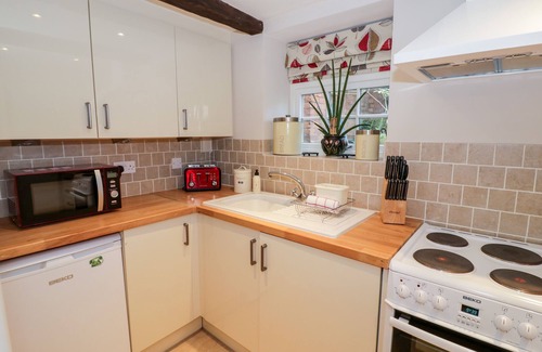 Kenilworth Cottage | HOCK-TIDE COTTAGE, pet friendly, with a garden in Kenilworth