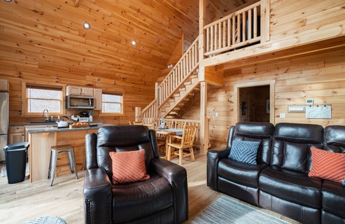 McArthur Ski Chalet | Hocking Hills Naturescape ~ Fast Wifi ~ Hot Tub ~ Close to the Caves, Trails