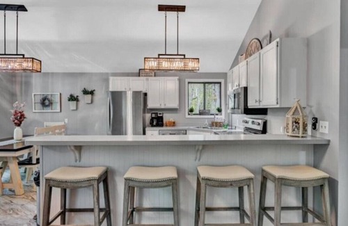 Huddleston House | Hokie Hideaway - SML