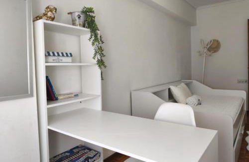 Baiona Old Town Apartment | Holiba, Breixo , Piso retro, amplio, a un minuto de la playa, Baiona, Galicia