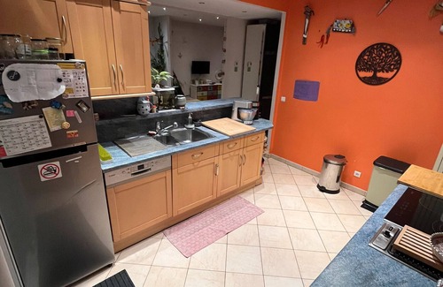 Sainte-Genevieve-des-Bois House | Holiday Home 'Jardin Proche Paris' with Private Garden, Wi-Fi and Air Conditioning