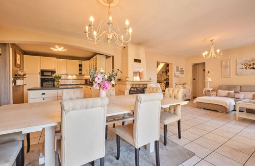 Saint-Pierre-de-Genebroz House | Holiday Home 'Le Relais Du Menuet' with Mountain View, Private Pool and Wi-Fi