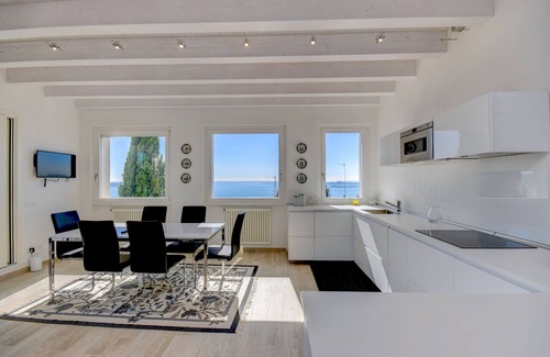 Pulciano Apartment | Holiday Apartment "Luxury 2" with Terrace and Lake View