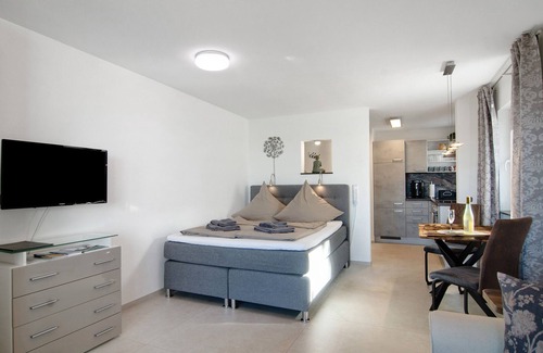 Unteruhldingen Apartment | Holiday Apartment 'Krautter' with Lake View, Private Terrace and Shared Garden