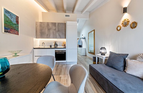 Cavaion Veronese Apartment | Holiday Apartment "Cavalino Boutique Apt 1" with Lake View, Balcony & Wi-Fi