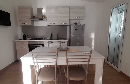 Caltagirone Apartment | Holiday Apartment 'Appartamento 1 con Piscina' with Pool, Balcony & A/C
