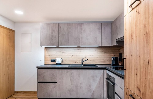 Lanersbach Apartment | Holiday Apartment 'Appartement Alpenrose' with Mountain View, Balcony & Wi-Fi