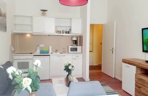 Lichtenberg Apartment | Holiday Apartment "Balkon Flat In Berlin" with Balcony & Wi-Fi
