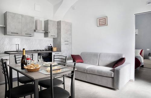 Guarene Apartment | Holiday Apartment "Casa Vacanze La Porta in Piazza" with Terrace